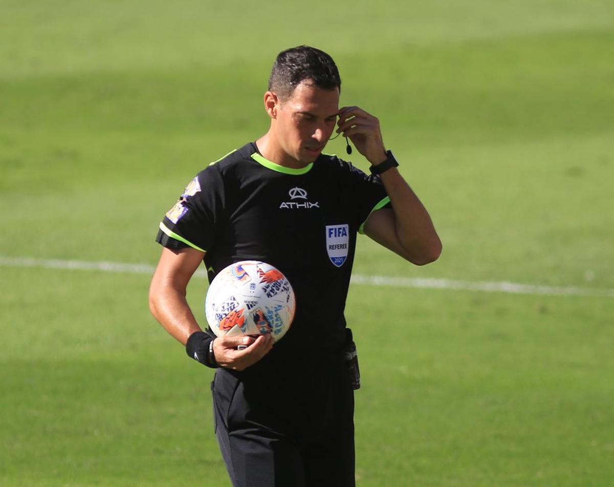 Facundo Tello dirigirá el clásico entre Lanús y Banfield.