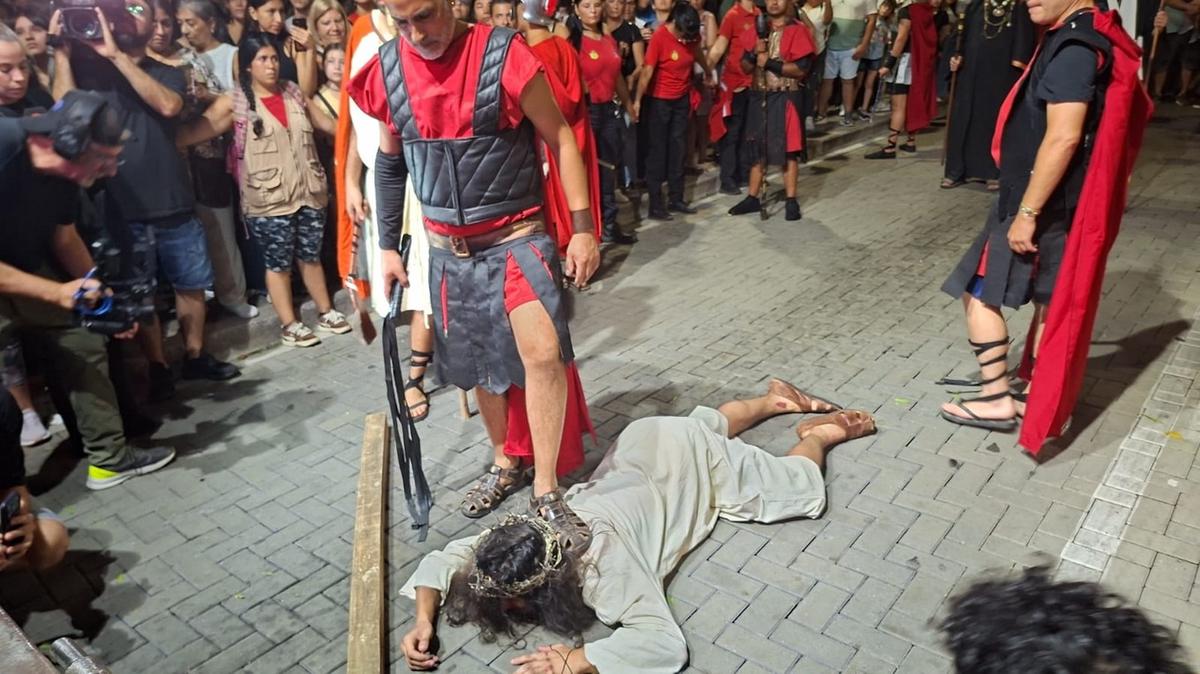 El Vía Crucis emocionó a miles en una multitudinaria noche de fe en Córdoba.