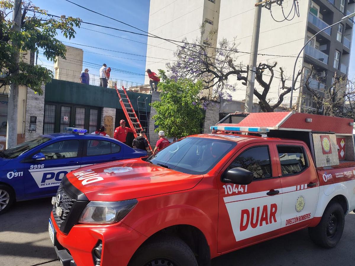 Asistieron a dos obreros en un derrumbe en barrio Providencia. (Foto: Policía)