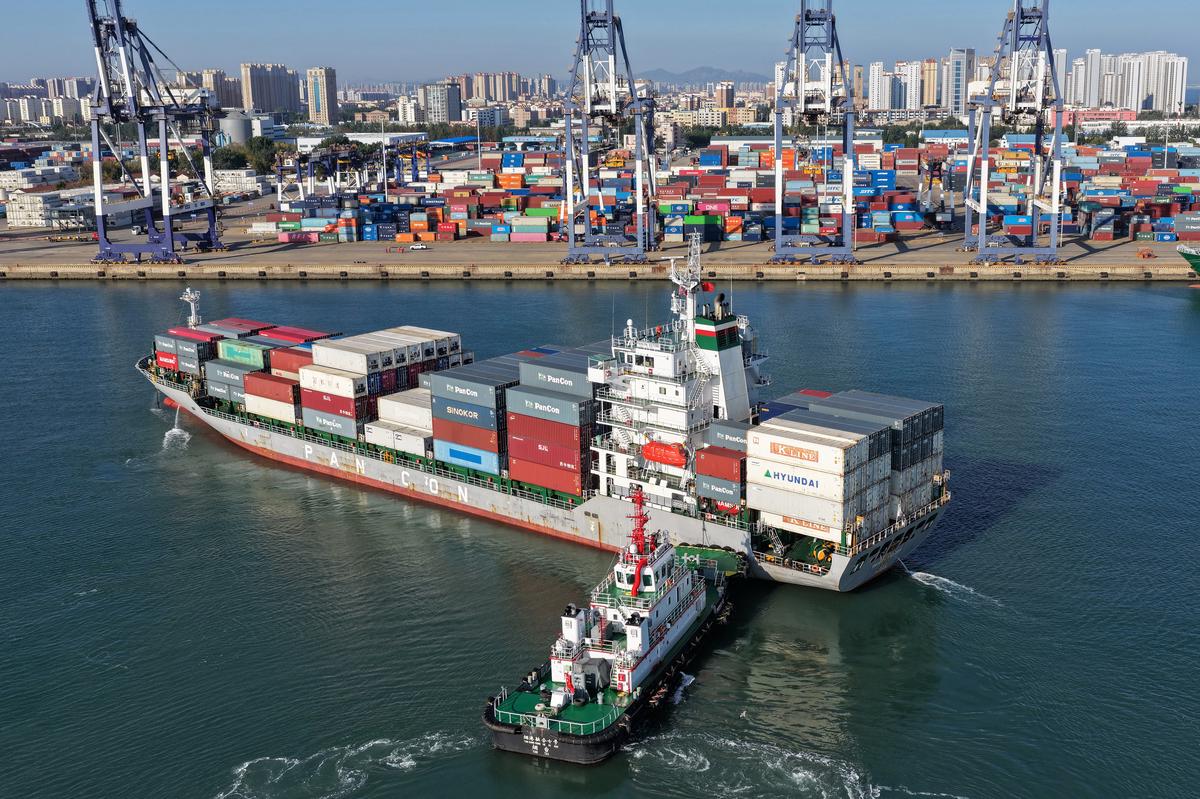 La economía de China se acelera por exportaciones sólidas, pero persiste la debilidad interna