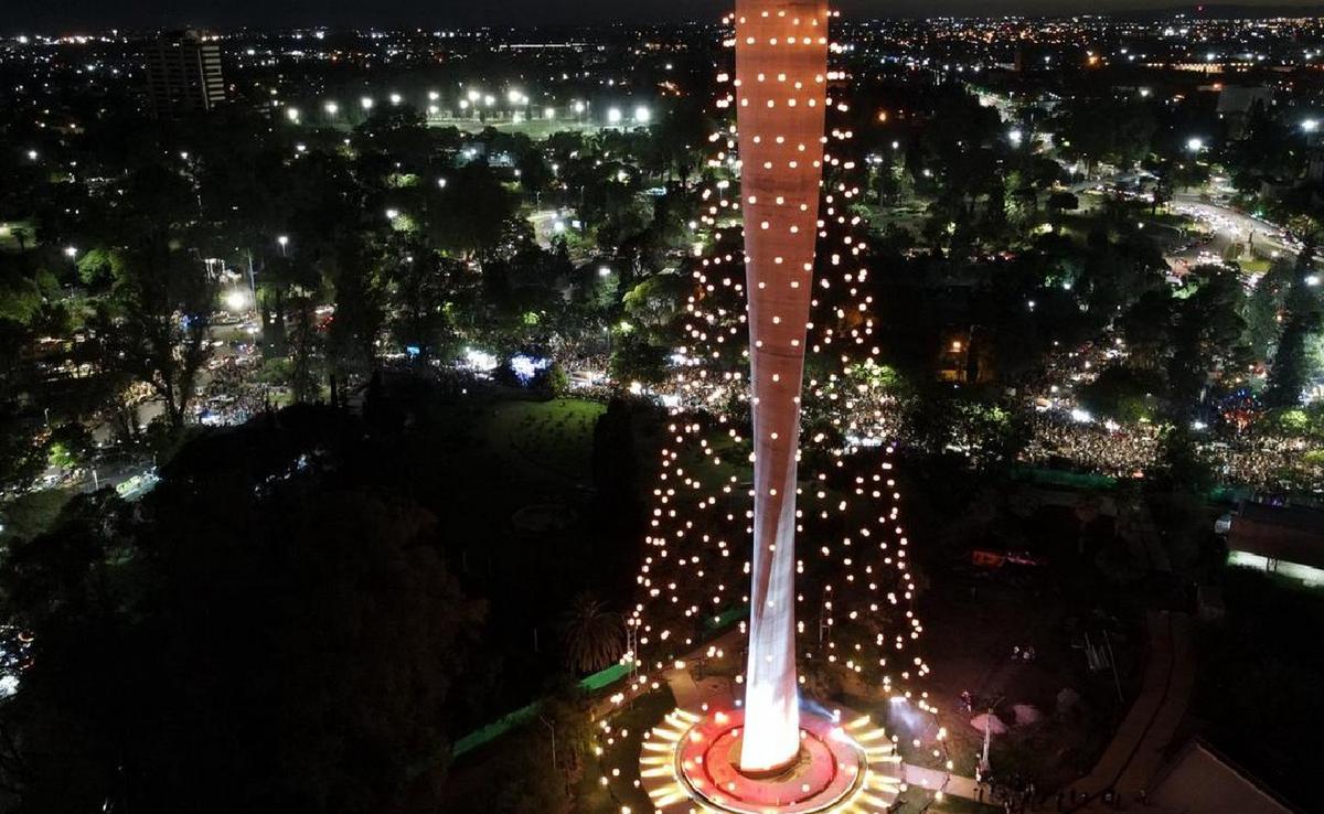 Ya está encendido el árbol de Navidad en Córdoba. (Foto: Daniel Cáceres/Cadena 3)