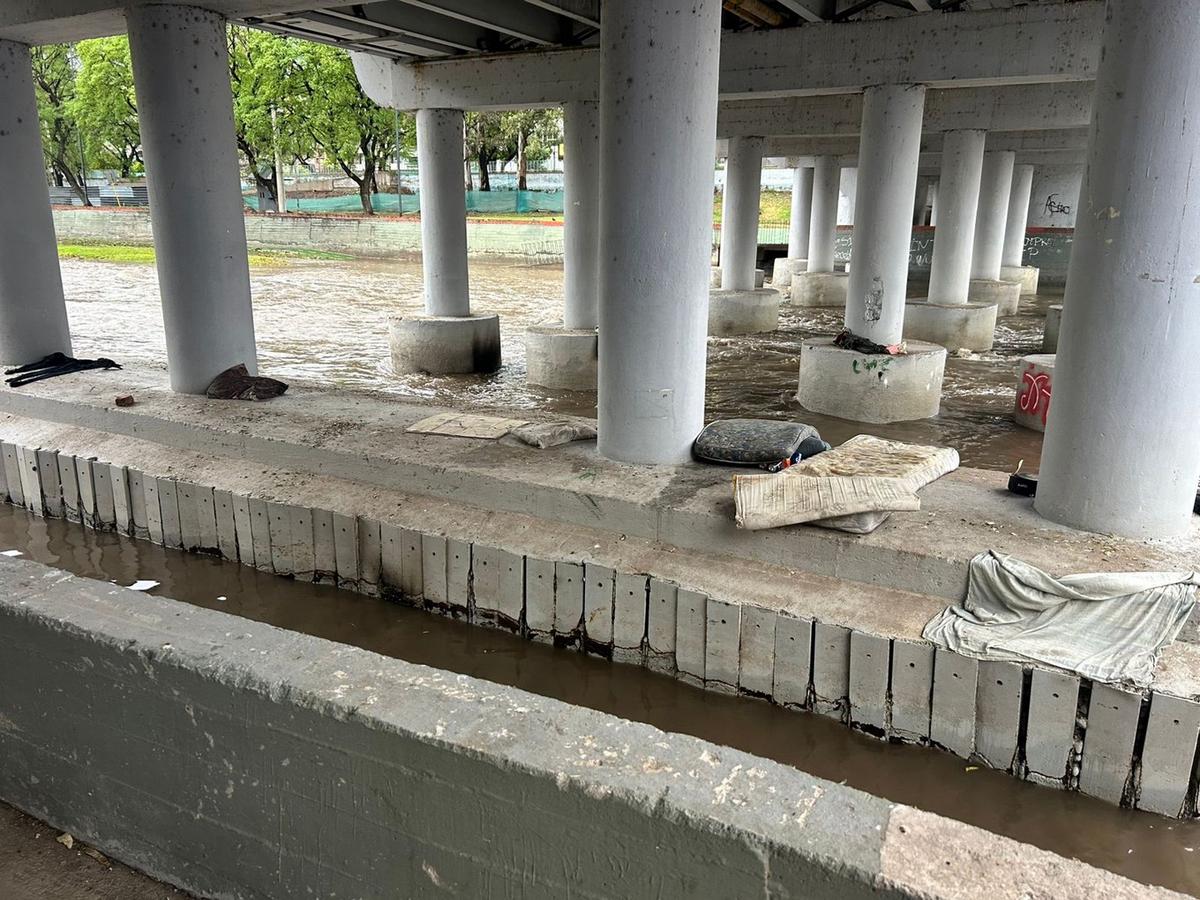 Una familia fue rescatada en la costanera de Córdoba. (Foto: Lucía González/Cadena 3)