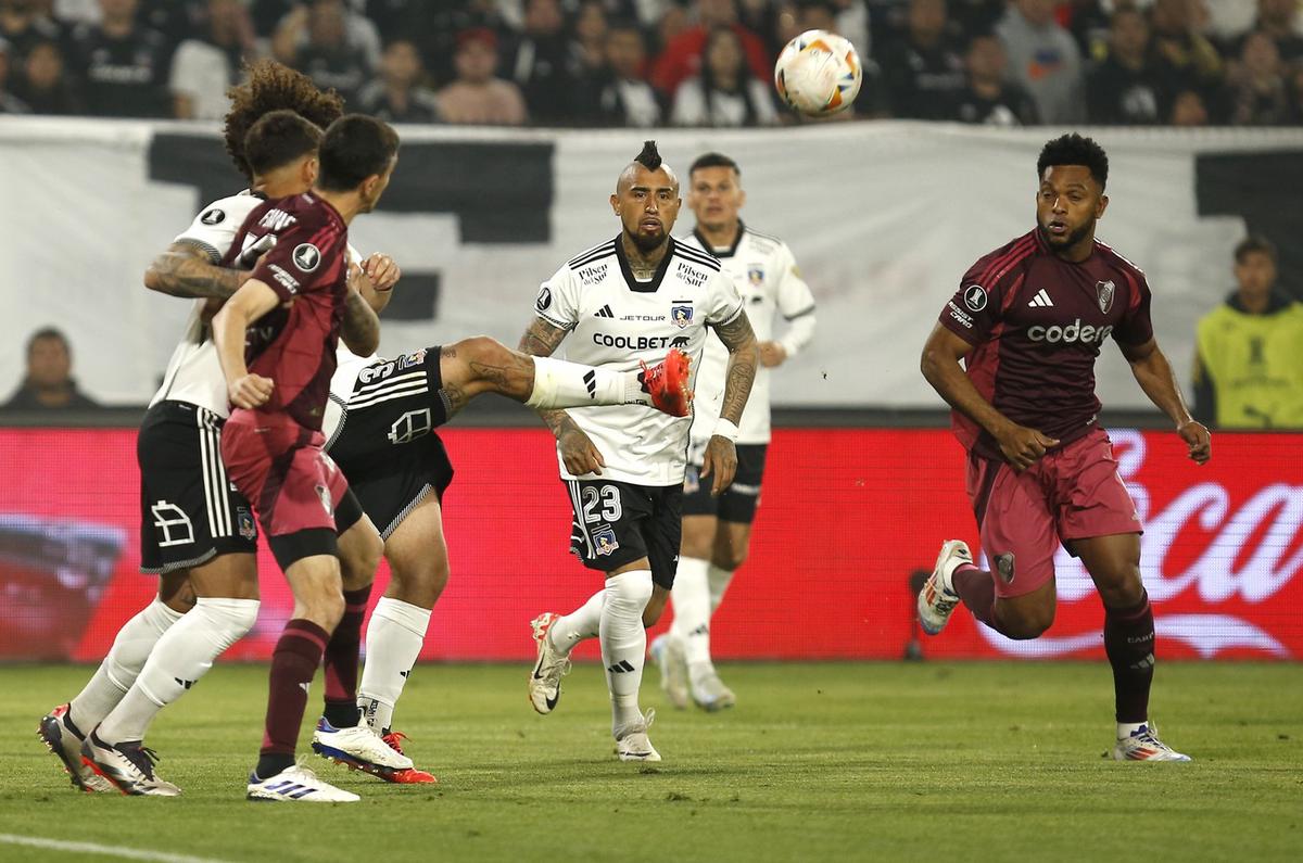 FOTO: Colo Colo y River se enfrentaron en un duelo picante en Santiago. (Conmebol)