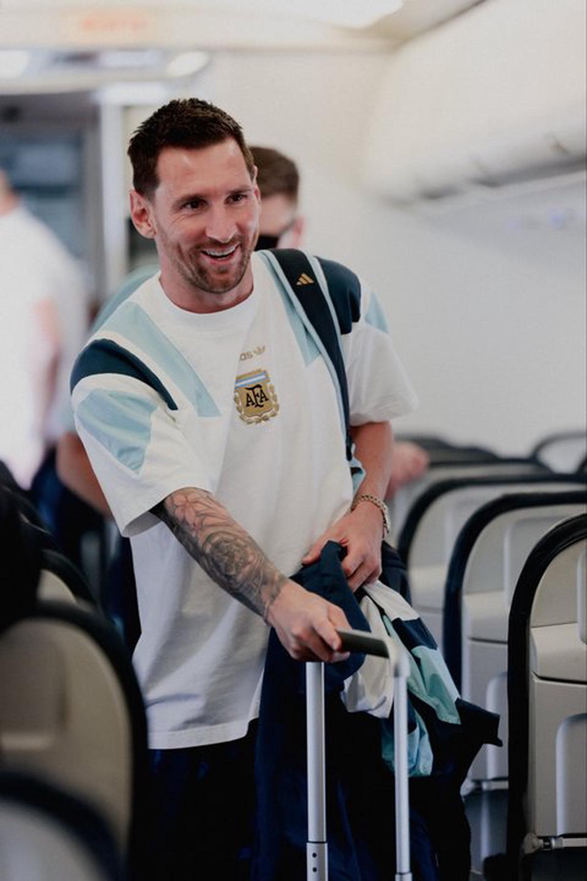 Lionel Messi en el avión en el que la Selección argentina regresó a Kansas City.