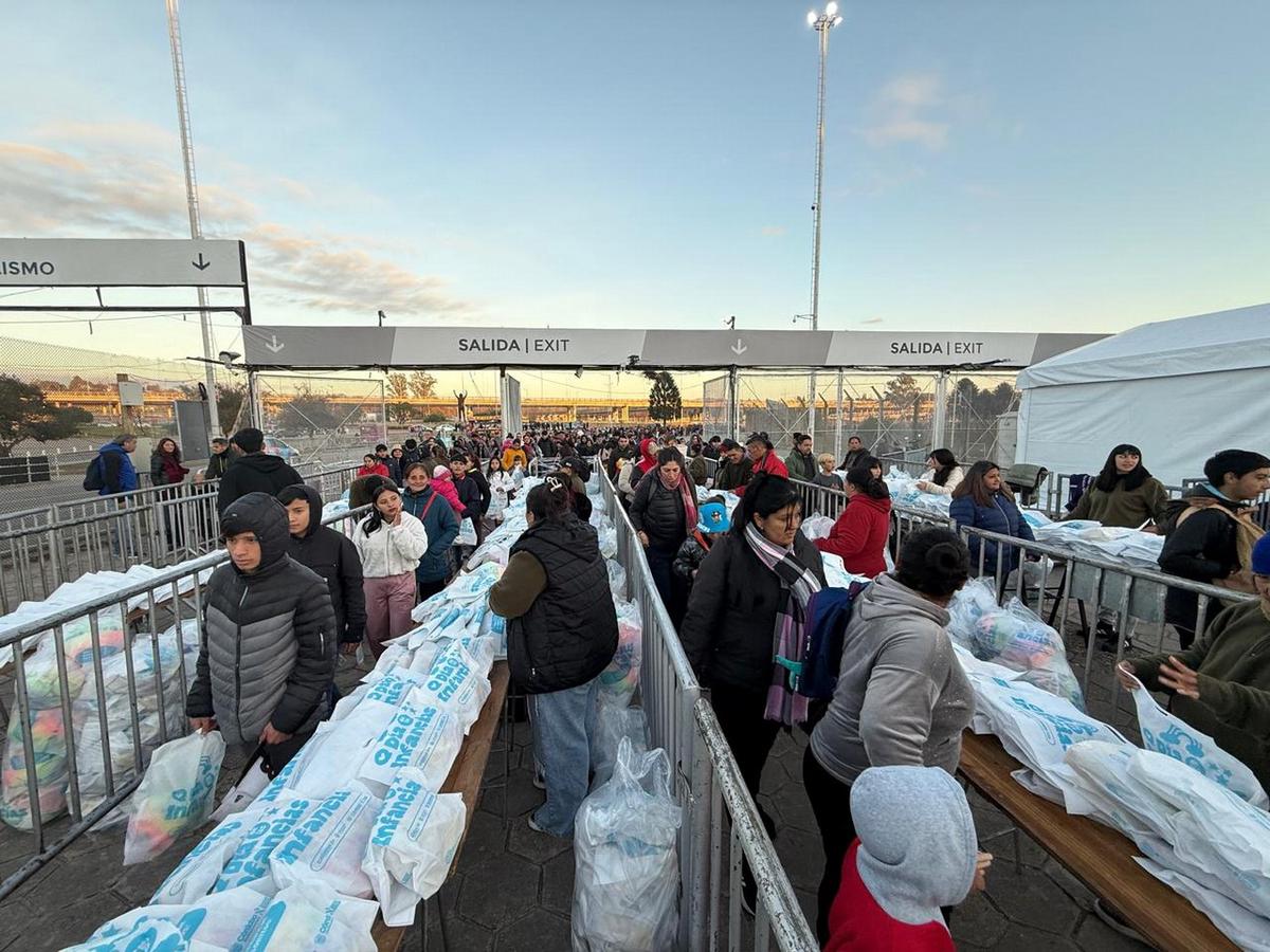 La gente comenzó a llegar con las primeras luces del amanecer (Foto: Daniel Cáceres/Cadena 3)