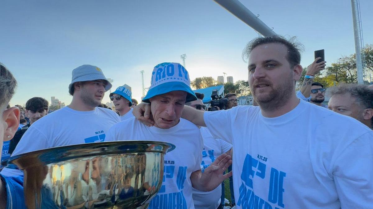 Río Cuarto recibe a los jugadores tras el ascenso. 