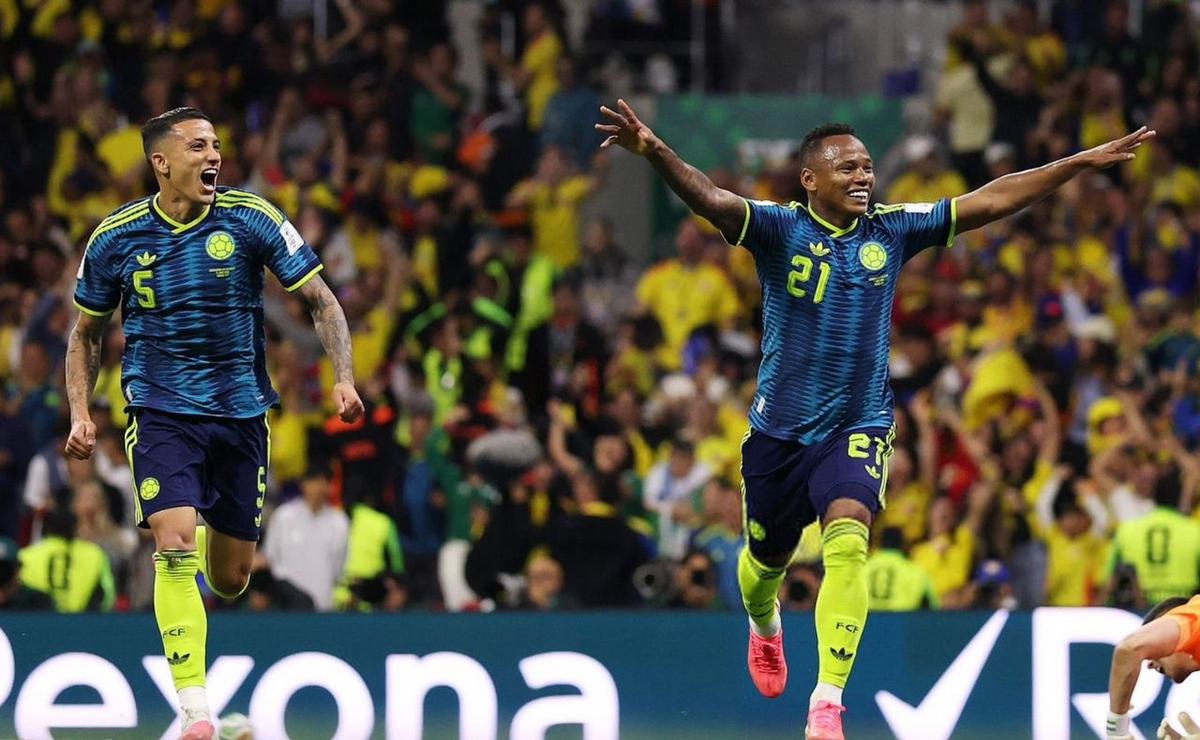 Jáminton Campaz, jugador de Rosario Central tras su gol para Colombia.