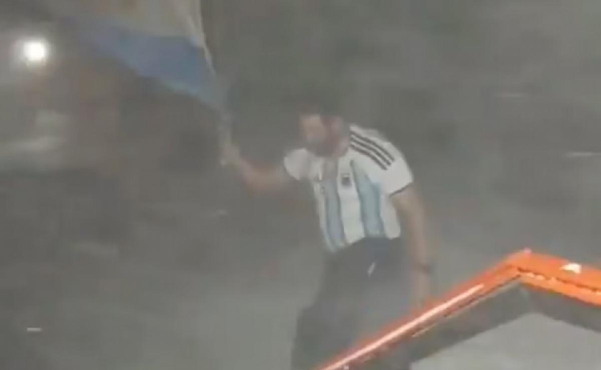 Con 30 grados bajo cero, salió a festejar el triunfo de Argentina ante Inglaterra. (Captura)