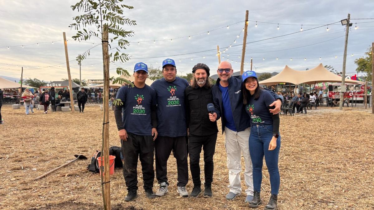 Chango Spasiuk se sumó a la Argentina Reforesta en la Fiesta del Poncho