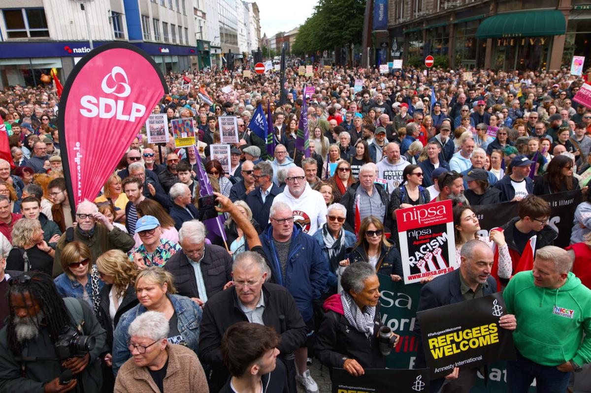 Miles marchan en Belfast para condenar disturbios antiinmigrantes tras apuñalamiento