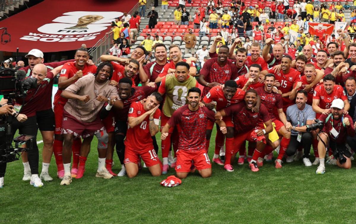 La delegación suiza celebra el acceso a cuartos de final.