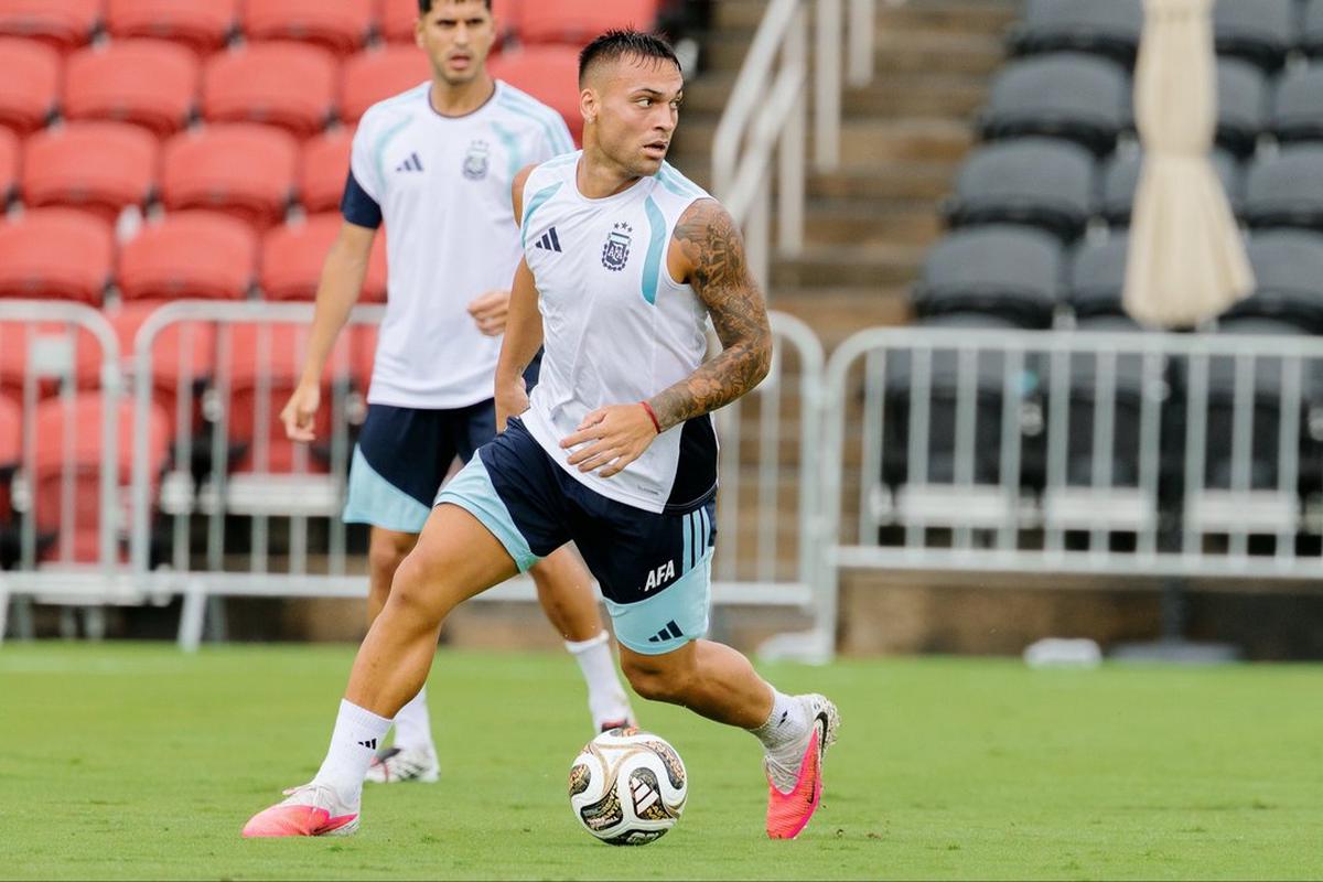 Lautaro Martínez, uno de los futbolistas que podría quedarse con un puesto, en el último entrenamiento.