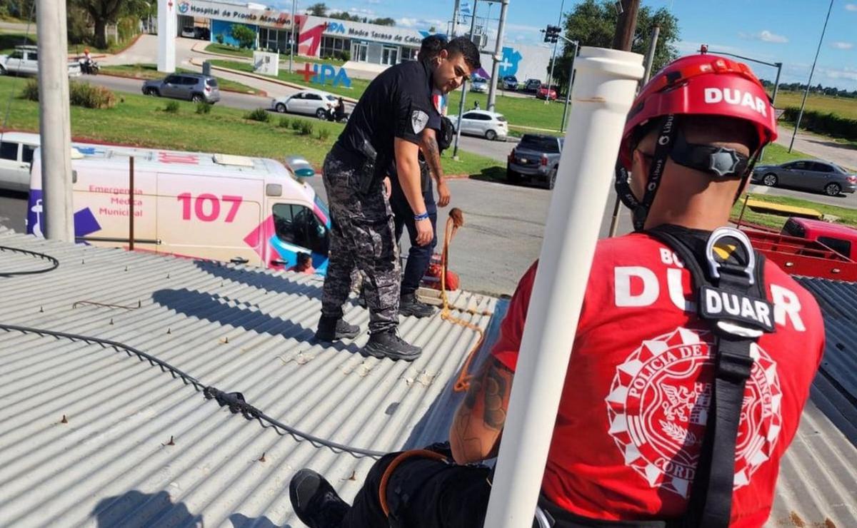 Un trabajador recibió una descarga eléctrica y cayó desde un segundo piso.