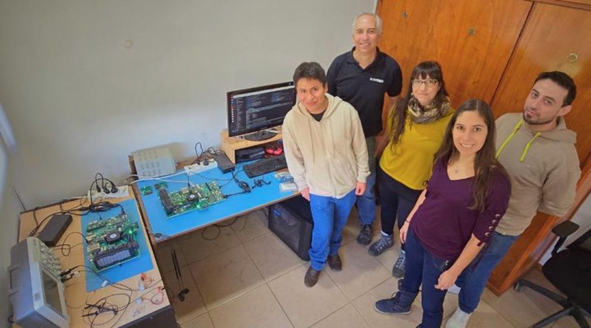 Laila Kazimierski junto a su equipo en laboratorio. Fotos: gentileza investigadora. (Crédito: CONICET)