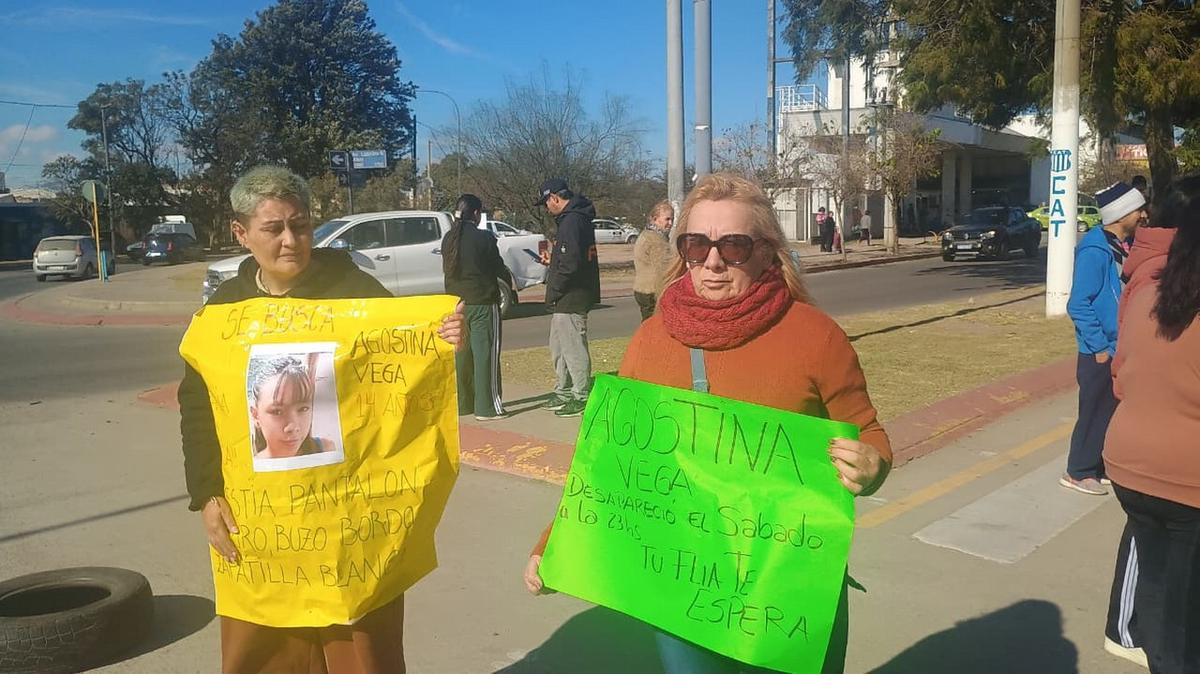 Familiares y amigos pide por la aparición de Agostina. (Gonzalo Carrasquera/Cadena 3)