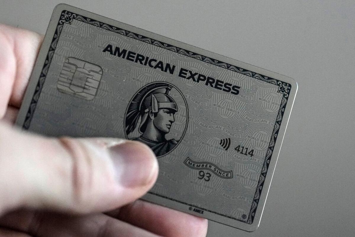 Ganancias de AmEx suben 13% mientras clientes adinerados gastan en lujo y viajes