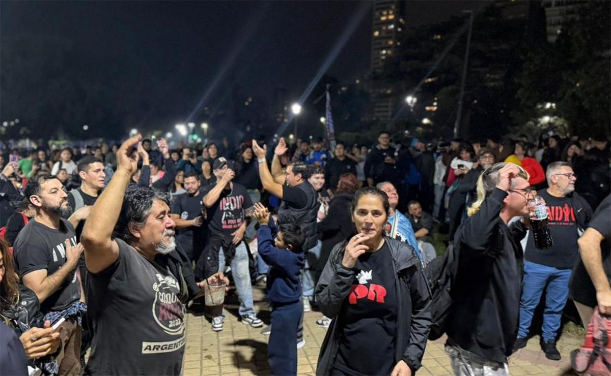 Rosario también despide al Indio: fanáticos se reúnen en el Monumento.