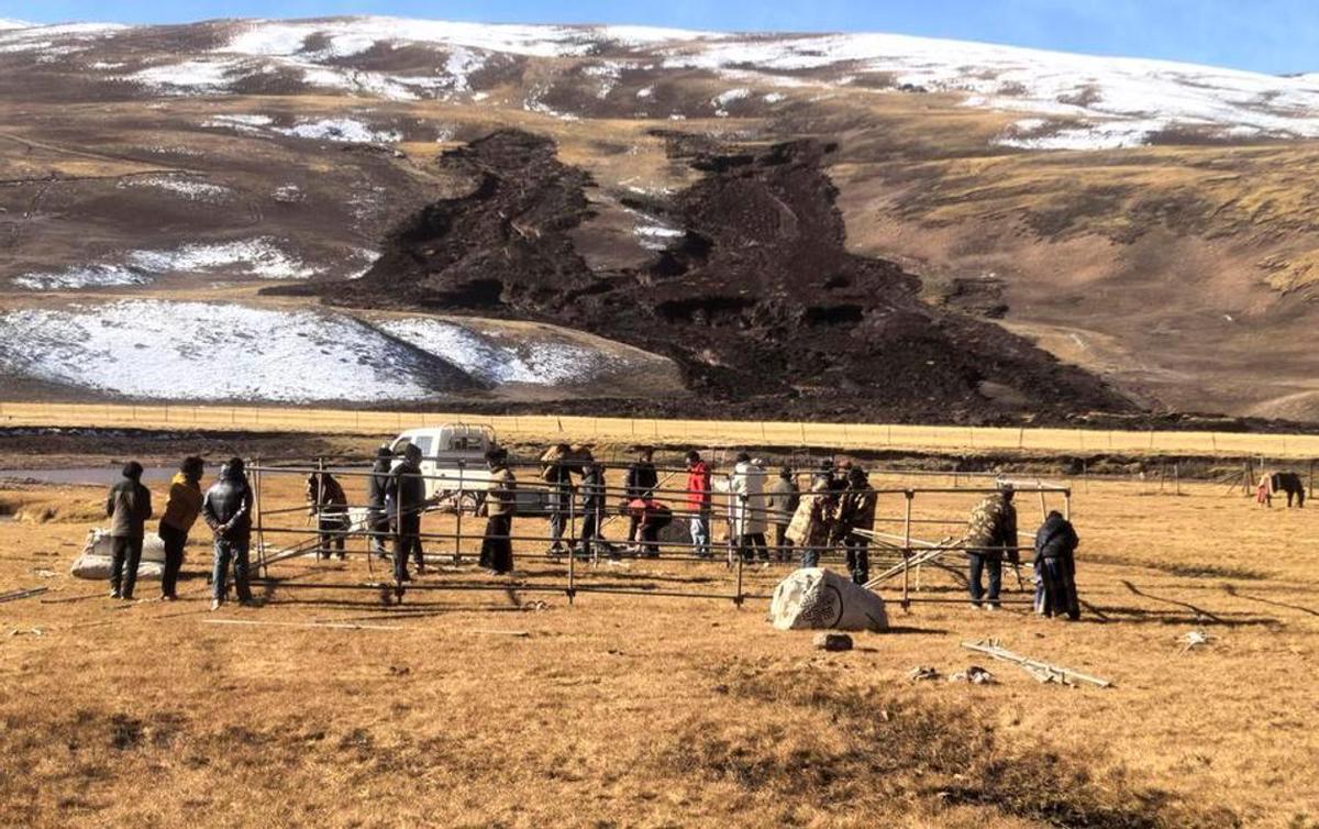 Tiendas de campaña en una aldea afectada por el terremoto en la región autónoma de Xizang.