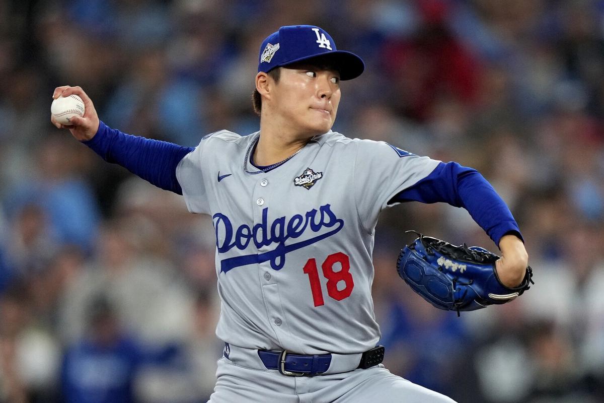 Yamamoto lanza 1er juego completo en Serie Mundial desde 2015 y Dodgers vencen 5-1 a Azulejos