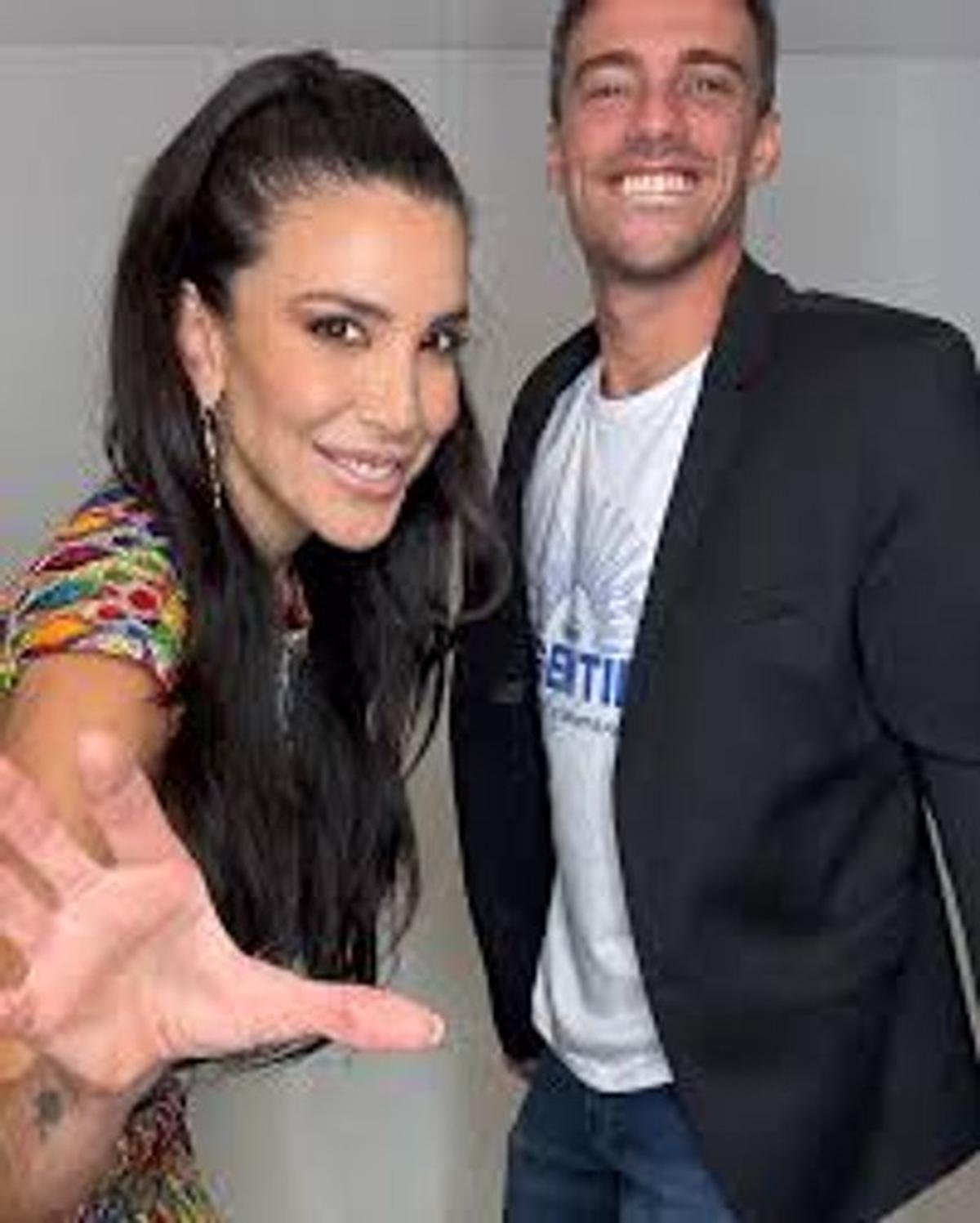 Juan Amorín y Andrea Rincón, los conductores de TVR. Foto: Agencia NA (Redes).