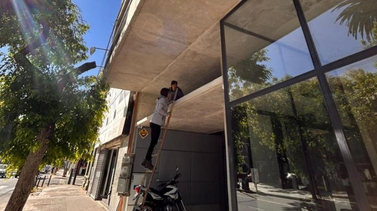 La joven fue asistida por bomberos