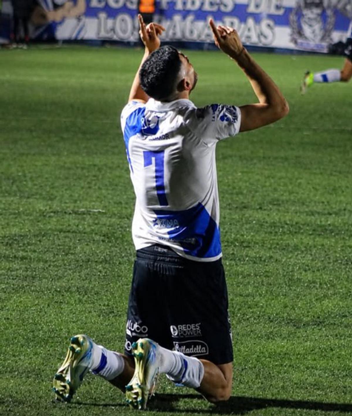 El delantero Ezequiel Bulacio festeja uno de sus goles ante Deportivo Maipú.
