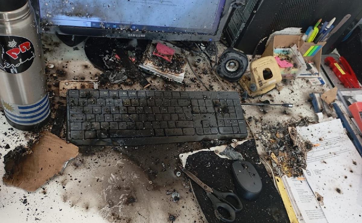 Así quedó la oficina donde explotó el paquete enviado a Nicolás Pino, de la SRA. (NA)