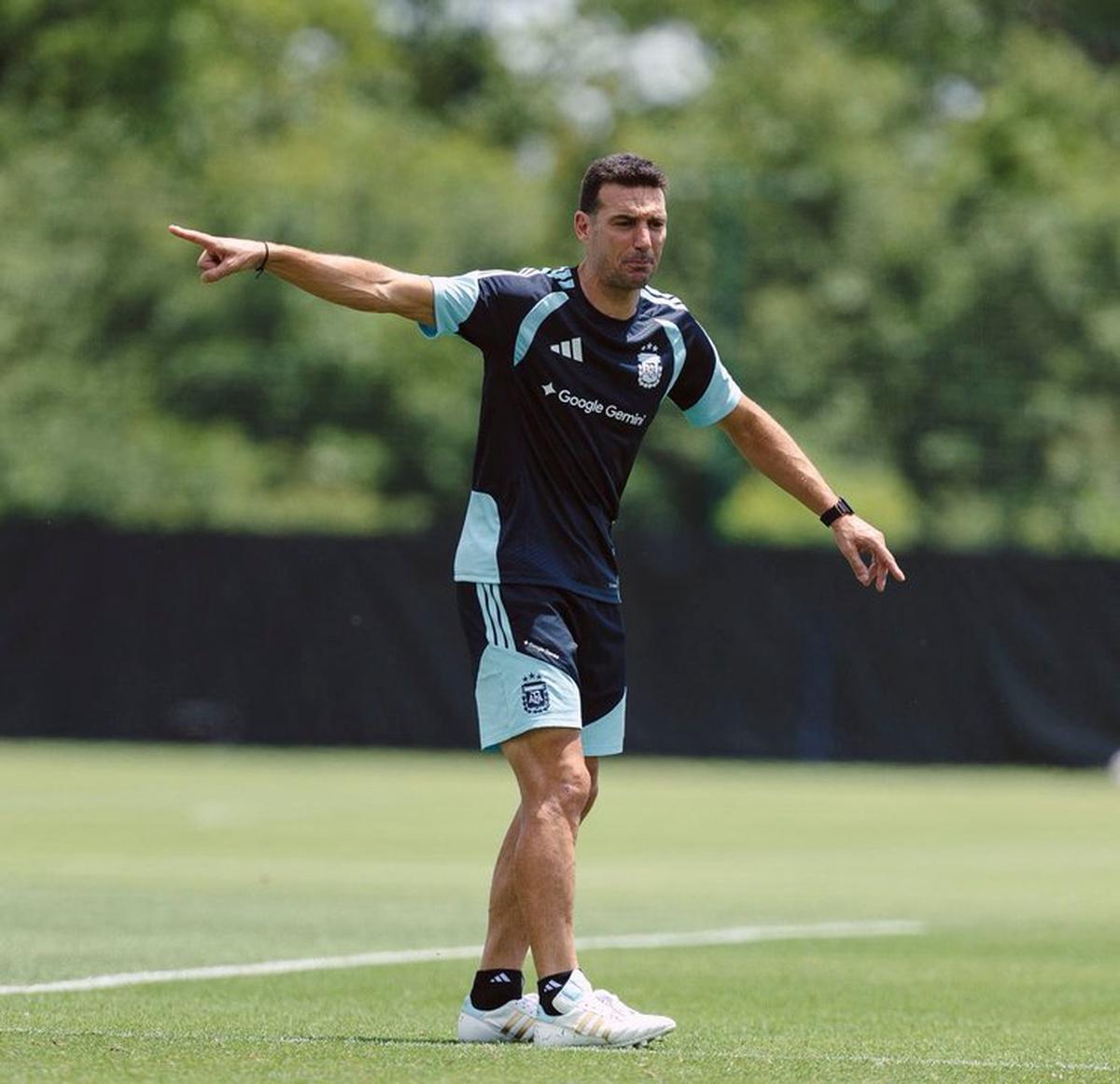 Lionel Scaloni cumple 100 partidos al frente de la Selección argentina en el cruce ante Cabo Verde.