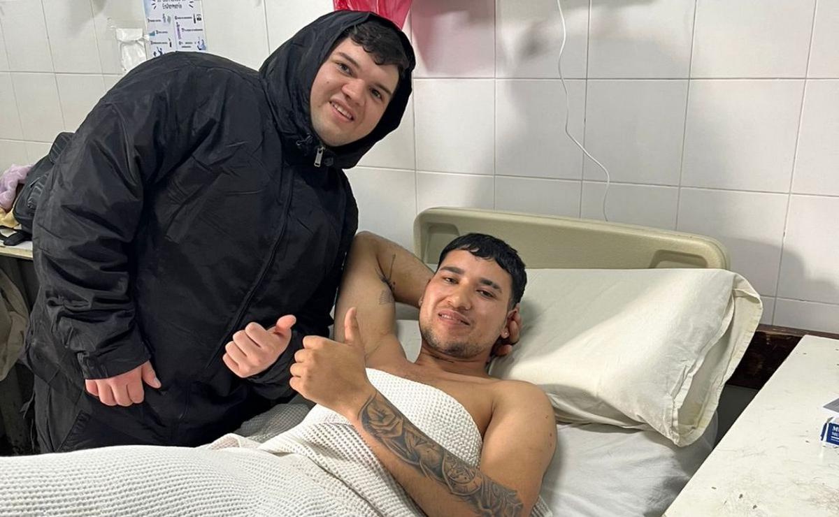 Alexis junto a otro de los heridos en el Hospital Cullen.