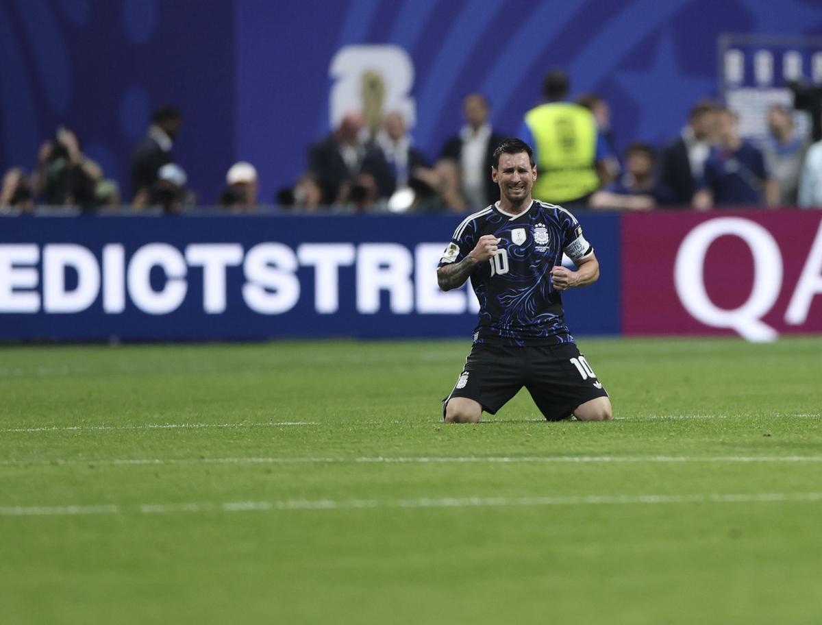 Messi llora, arrodillado, tras el final del partido ante Inglaterra.