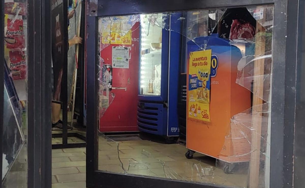 La puerta de ingreso al comercio asaltado.