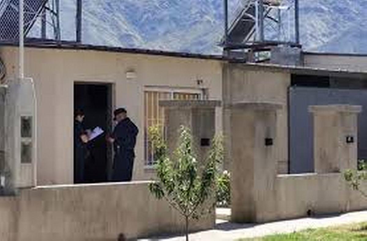 Encontraron a un hombre muerto y a su pareja herida en su casa de Villa de Merlo