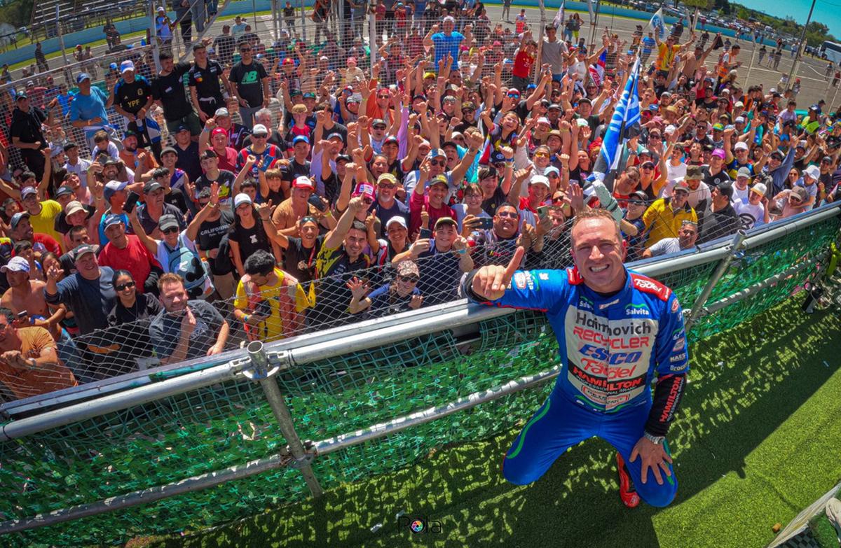 Werner y su público, festejando un triunfo importante en el TCPK de Paraná