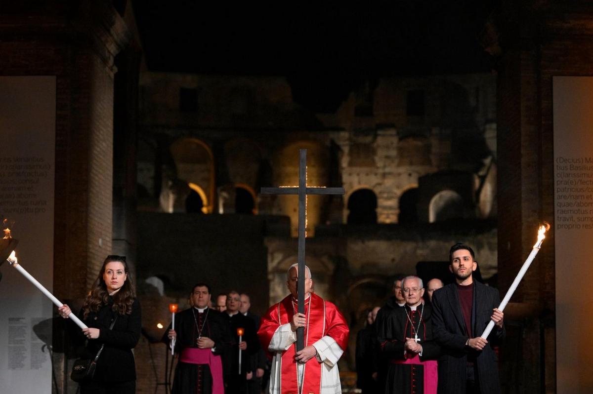 El papa León XIV cargando la cruz en el Coliseo. (Foto: Vatican Media).