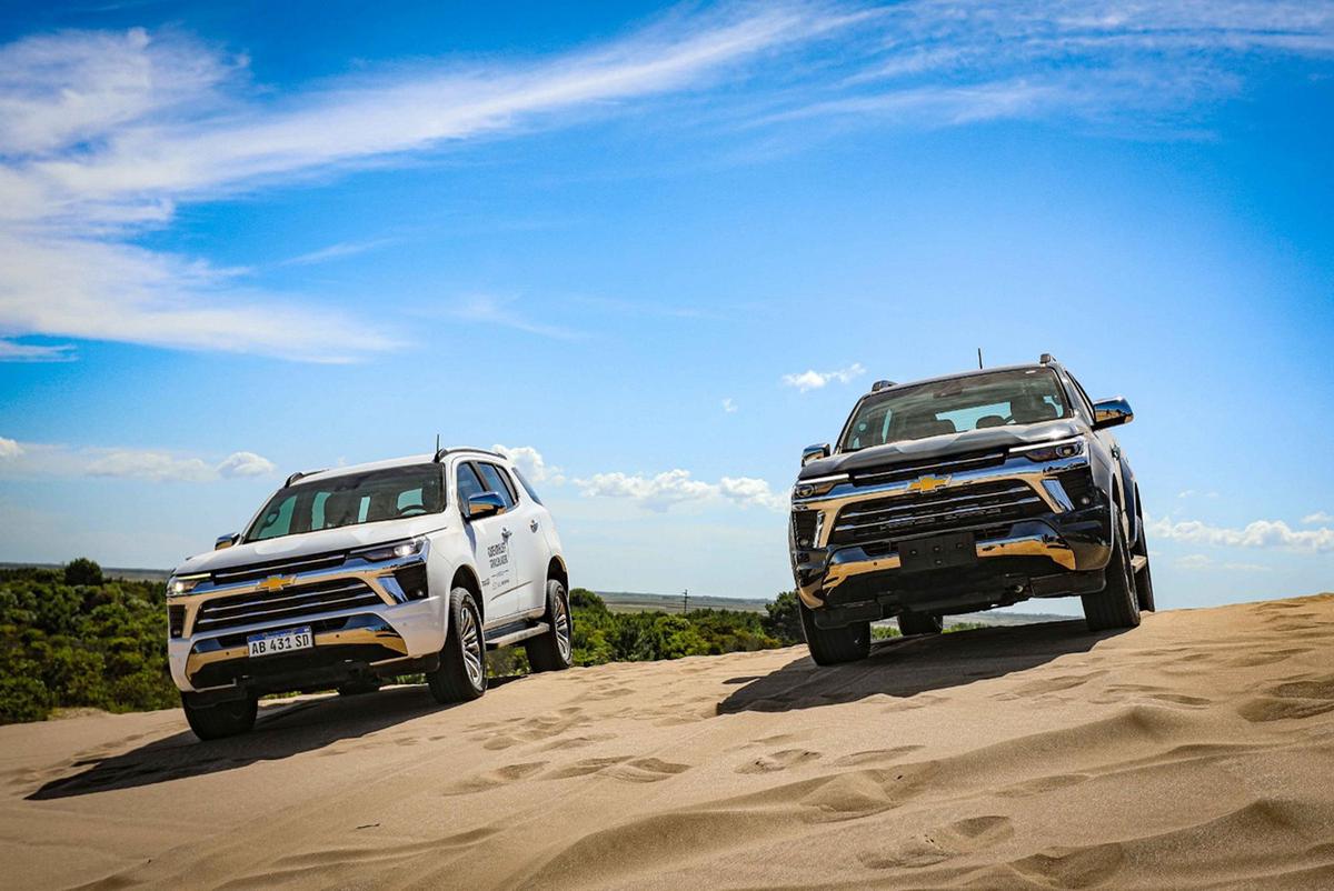 FOTO: Trailblazer y S10 en las dunas de La Frontera (Pinamar) junto a Cadena3.