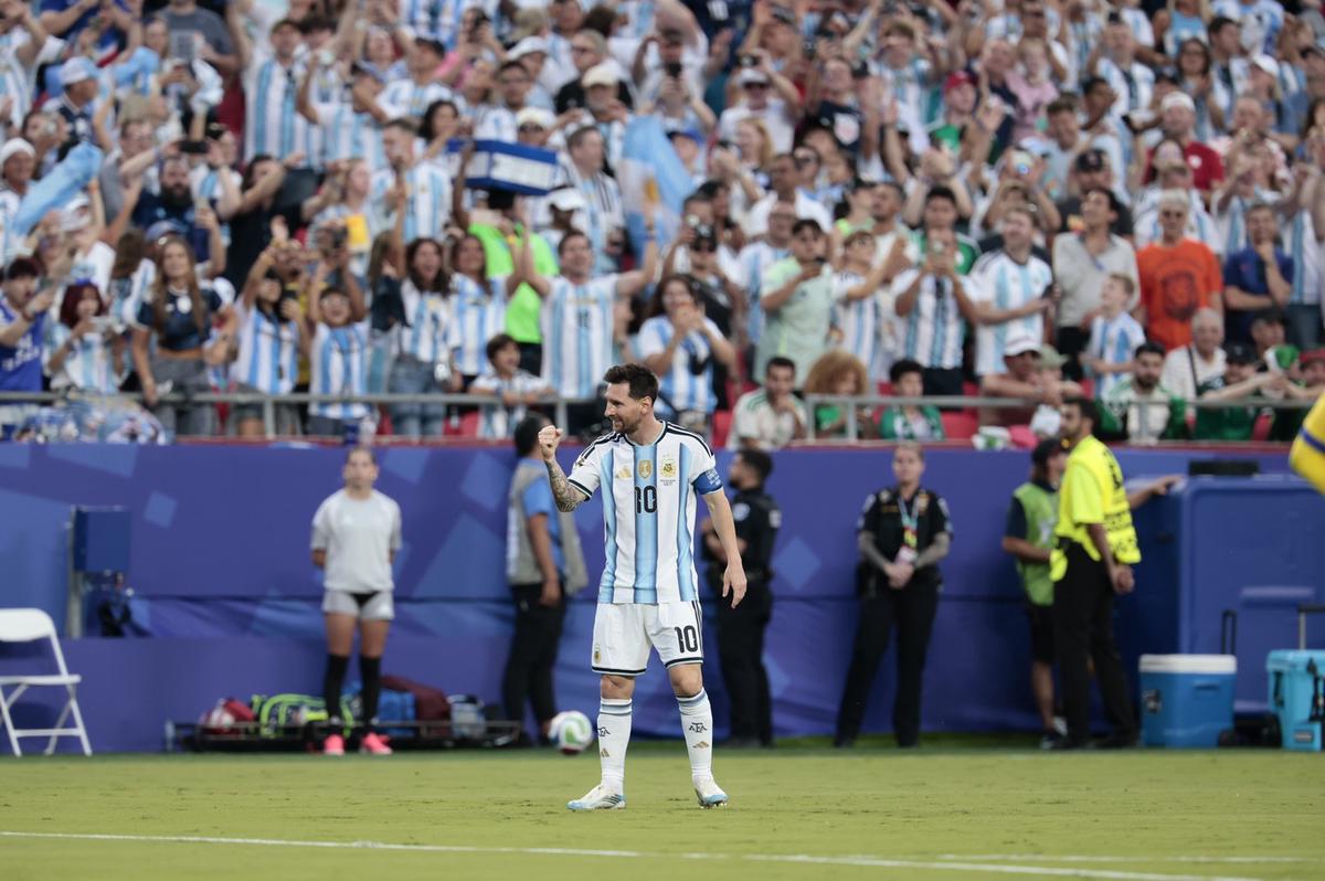 El capitán argentino, Lionel Messi, festeja el golazo que abrió el marcador.