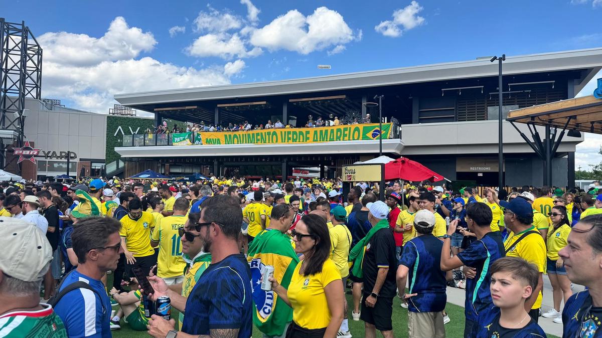 El FanFest se llena de pasión y color de hinchas de Brasil