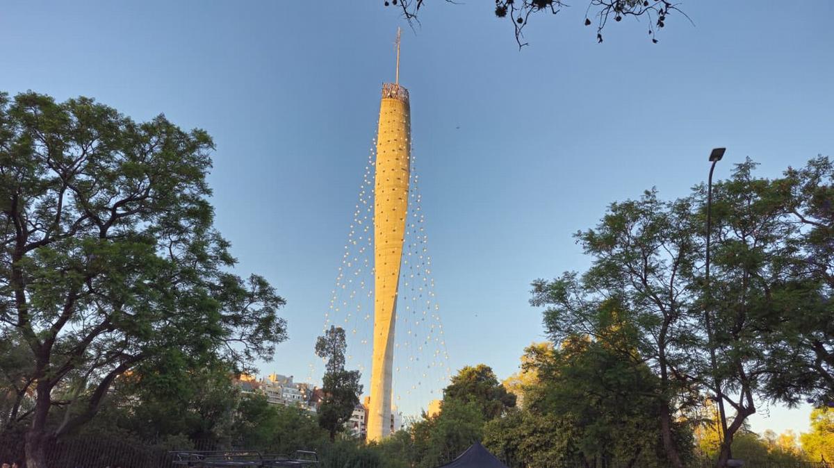 Un gran número de personas se acercó a ver el encendido del Arbolito.