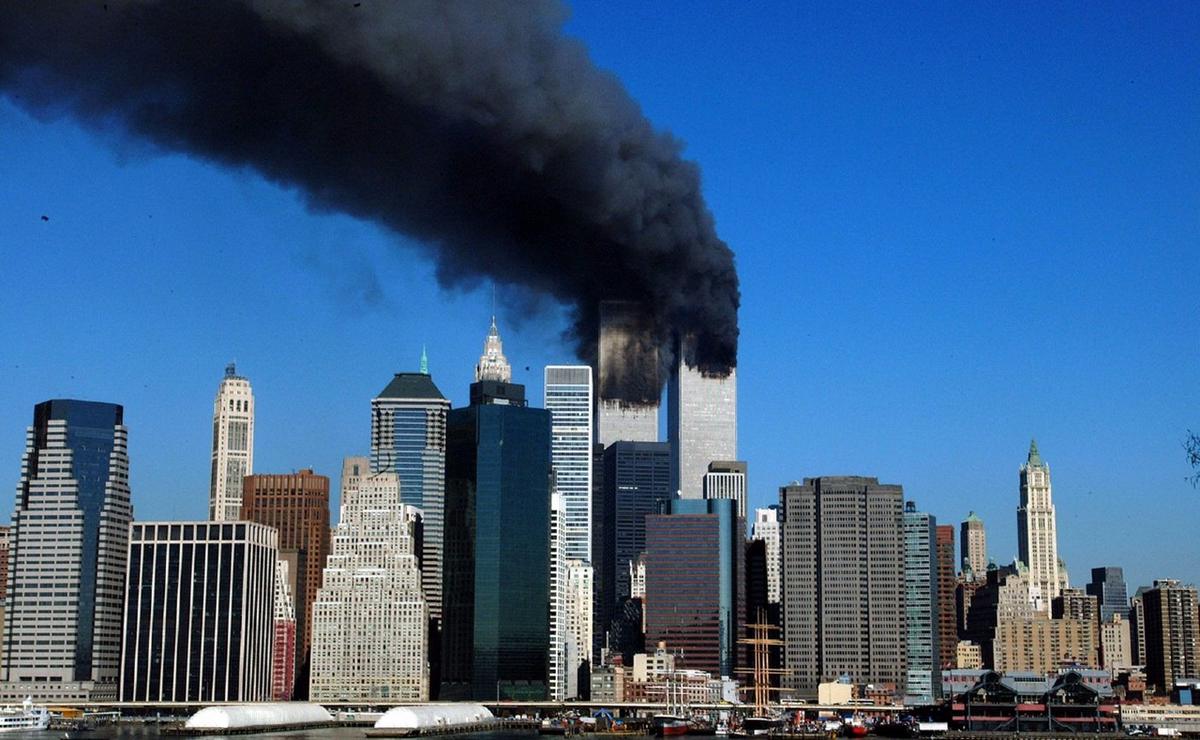 FOTO: El denso humo sale de las Torres Gemelas tras el choque de los aviones. (NA/Agencias)