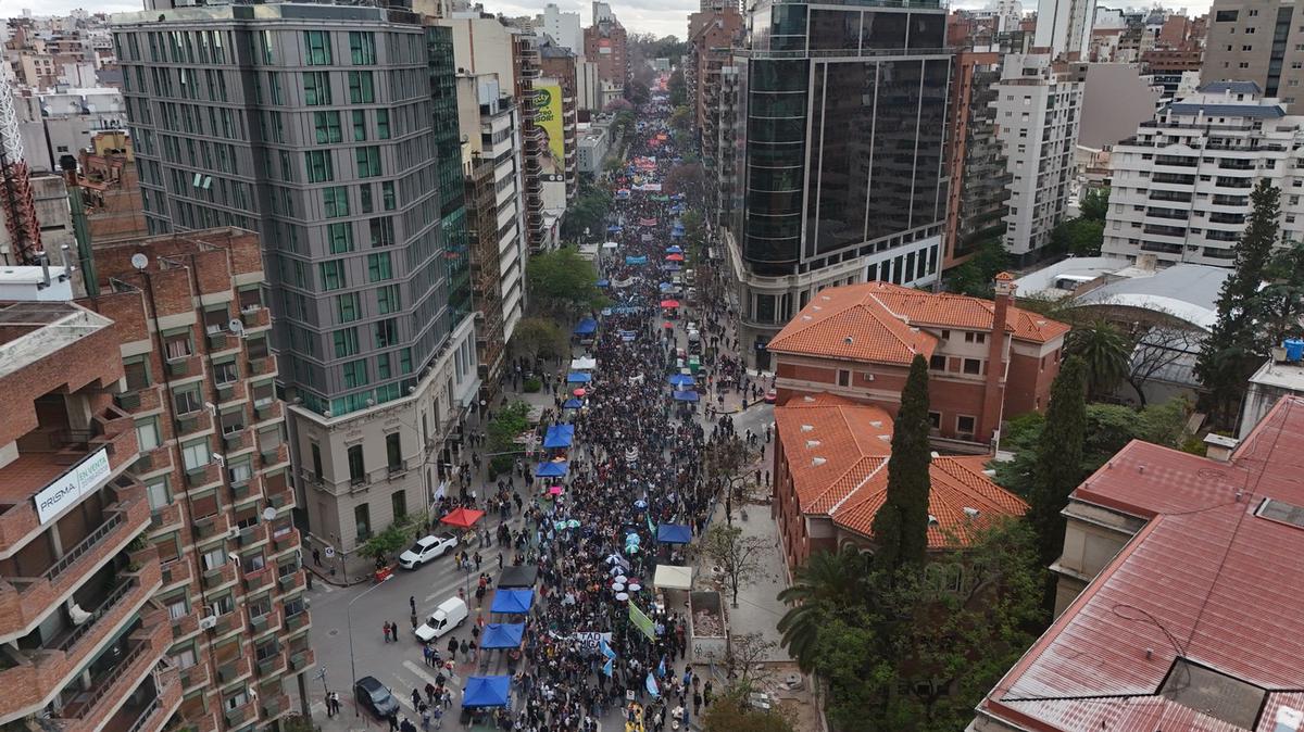 Una multitud se manifestó en Córdoba en la quinta marcha universitaria.