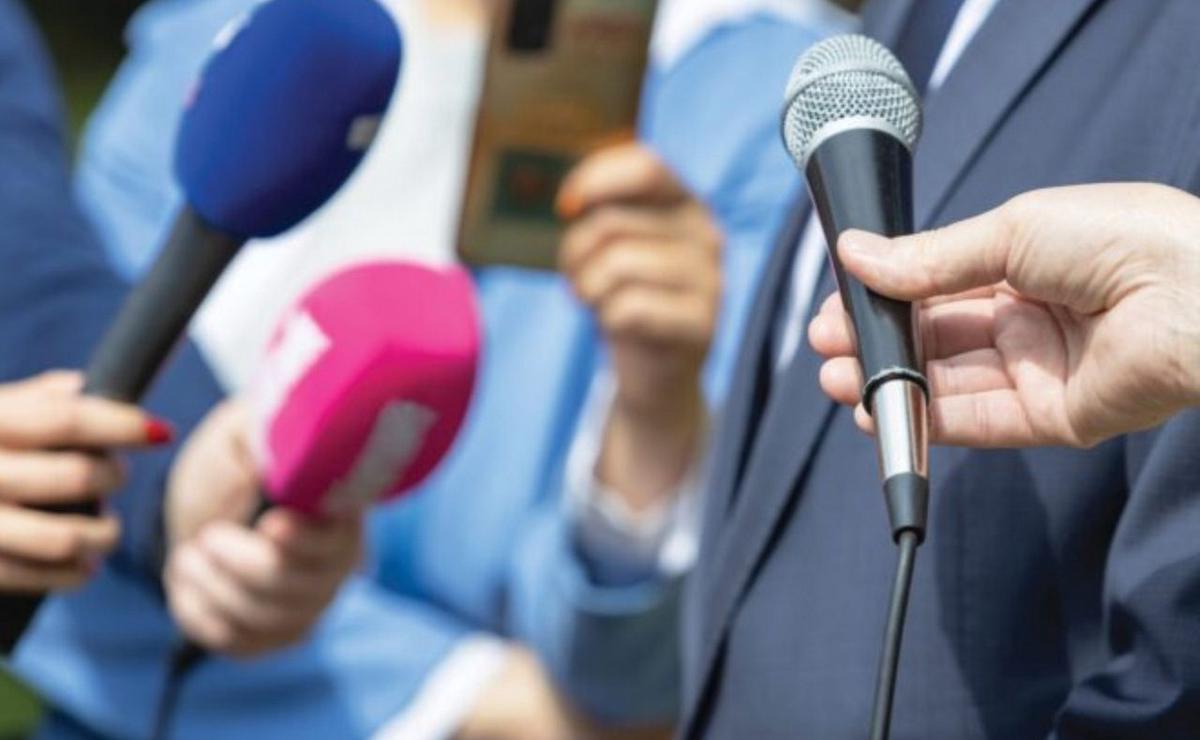 El periodismo y la libre información, pilares democráticos.