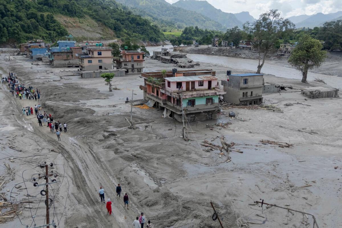 Aumenta la cifra de muertos por inundaciones repentinas en Nepal y China