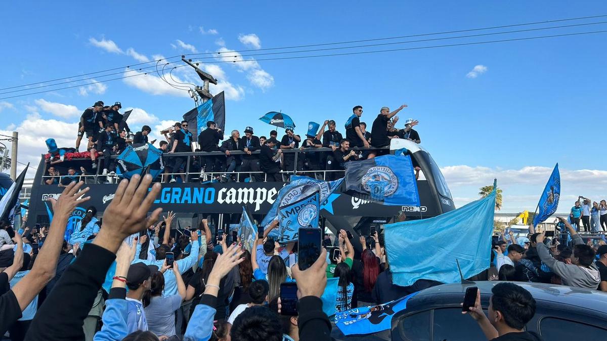 Una postal histórica: el micro descapotable del Belgrano campeón entre la gente.