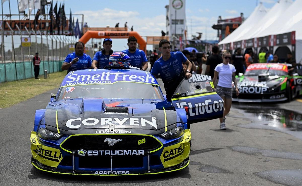 Los mecánicos de Trosset guardan el Mustang después del entrenamiento