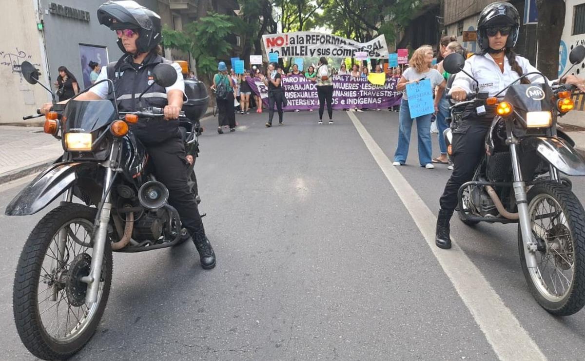 La marcha por el 8M en Rosario atraviesa el centro rumbo al Monumento.