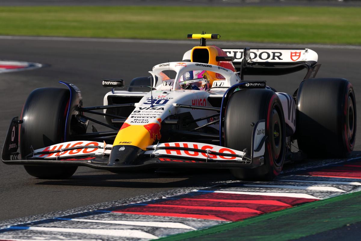 FIA investiga tras incidente de Liam Lawson con comisarios cruzando pista en México