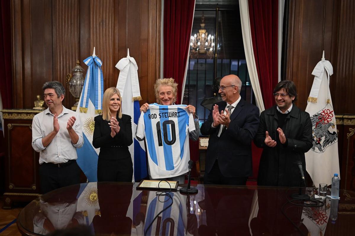 Rod Stewart se emocionó con la distinción que recibió en la Legislatura porteña.
