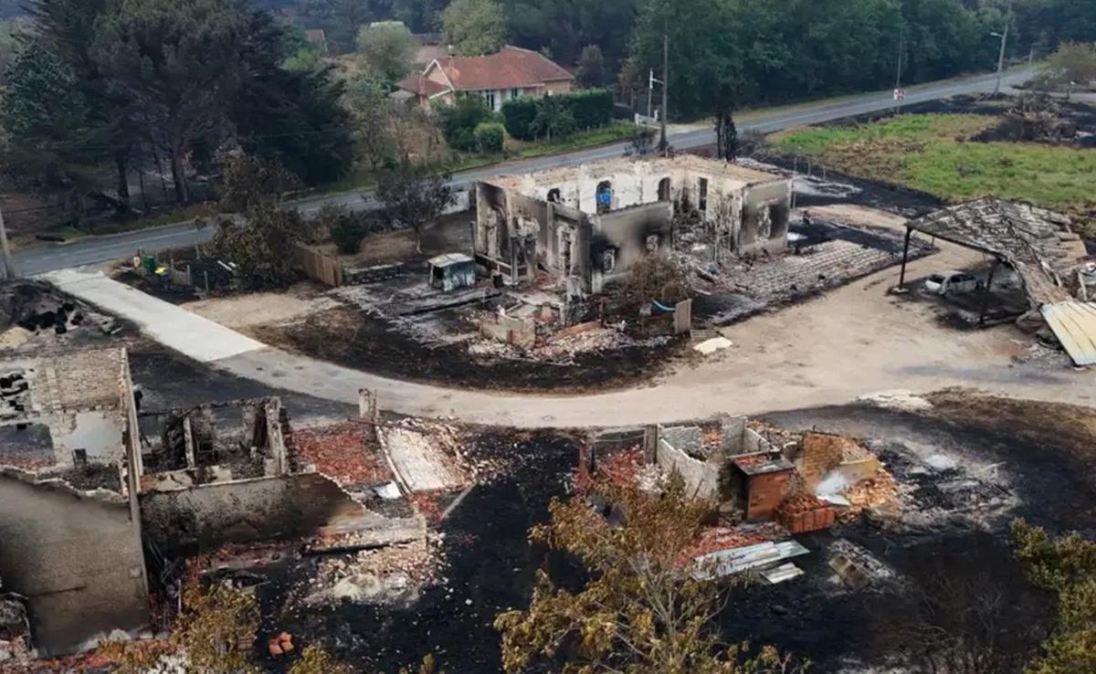 Edificios calcinados en una zona afectada por un incendio forestal en Le Porge. (AFP)