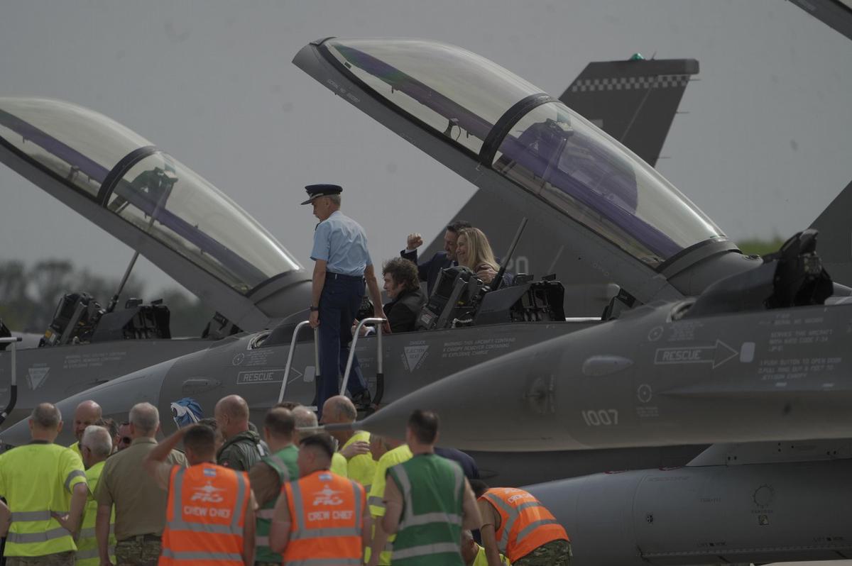 El Presidente presentó los F-16 en Las Higueras. (Foto: Daniel Cáceres/Cadena 3)