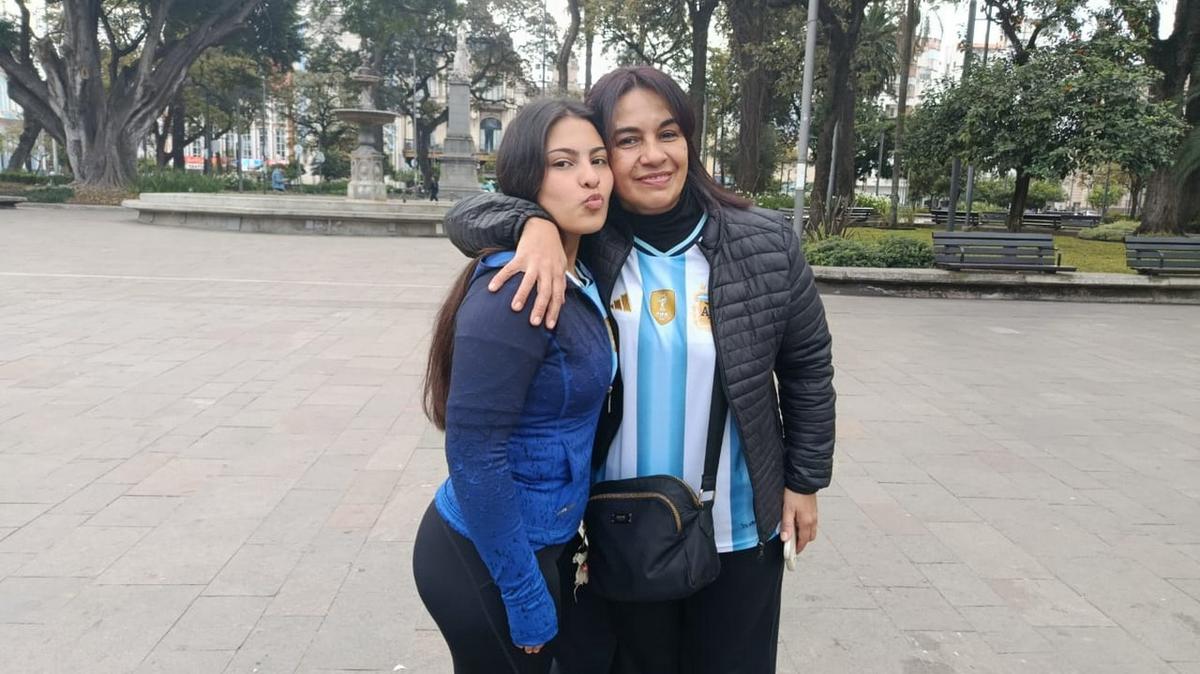 En Tucumán, fueron a misa con la camiseta de la selección.